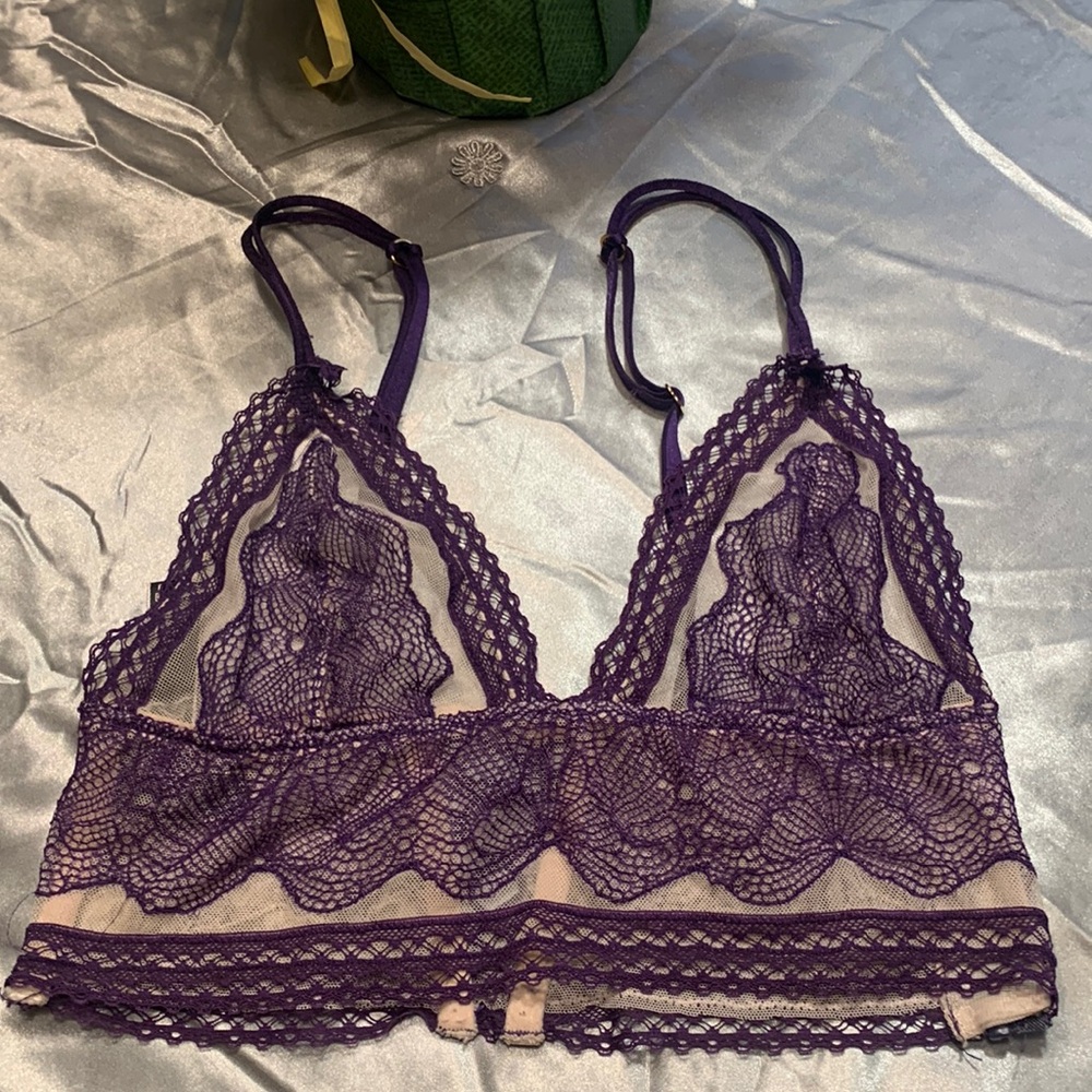 🌹 VINTAGE Victoria’s Secret •  Very Sexy Purple Lace with zip side bralette •